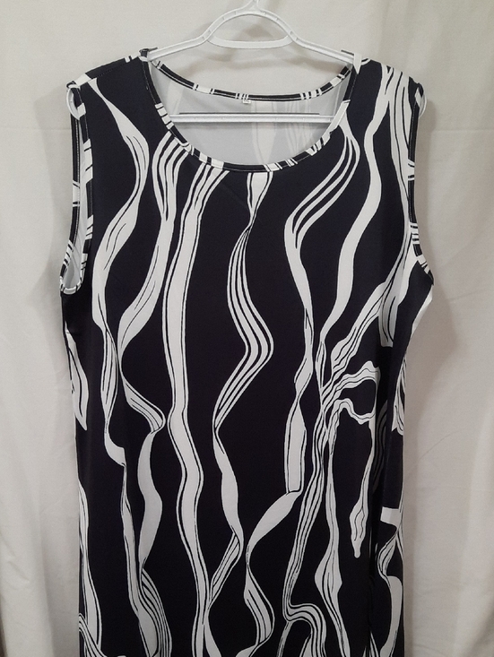 Tops - Women’s Black & White Sleeveless Wave-Print Top - Size XXL
